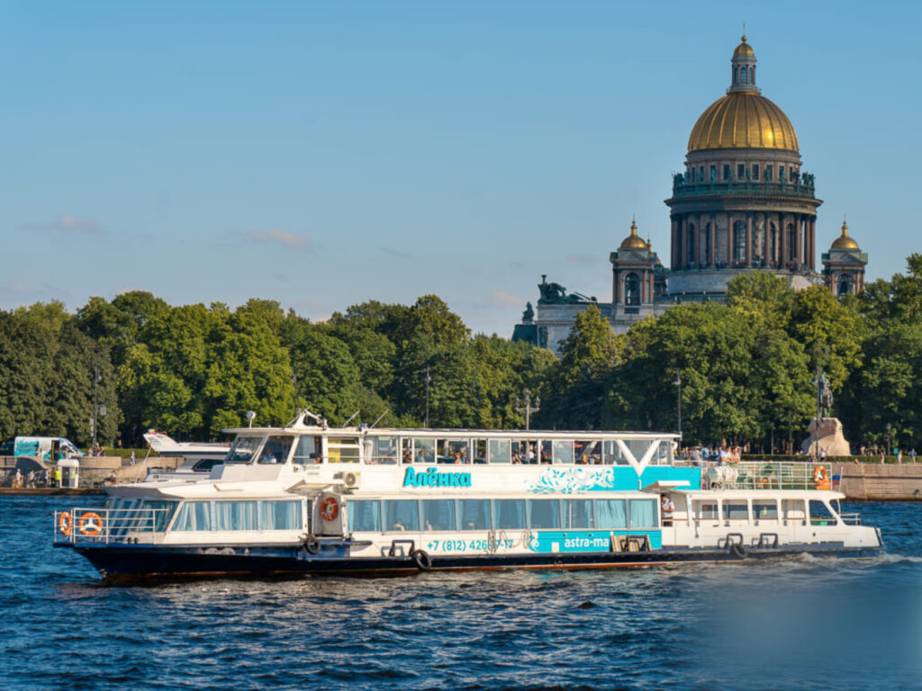 Теплоход «Аленка»